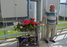 Deze meneer zocht in de warme kas een stukje met een beetje tocht op, zodat hij rustig even kon wachten op zijn dochter die perkgoed aan het verzamelen was bij Huyskweker Vers van Voorne